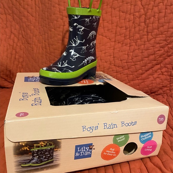 Boys new Lily and Dan Rain Boots - Picture 4 of 5